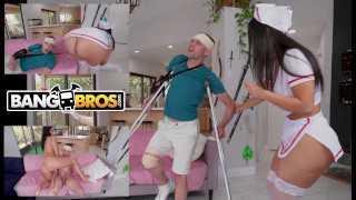 BANGBROS - 约翰尼·洛夫劫持了他生病的父亲曲线优美的拉丁护士维奥莱特·迈尔斯..