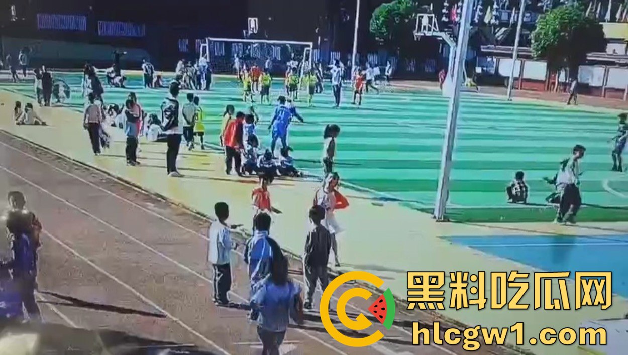河北承德小学惊现暴力小 萝  莉！操场上猛踢同班男孩，下脚毫不留情，果然小  小  年 纪就带劲！...1