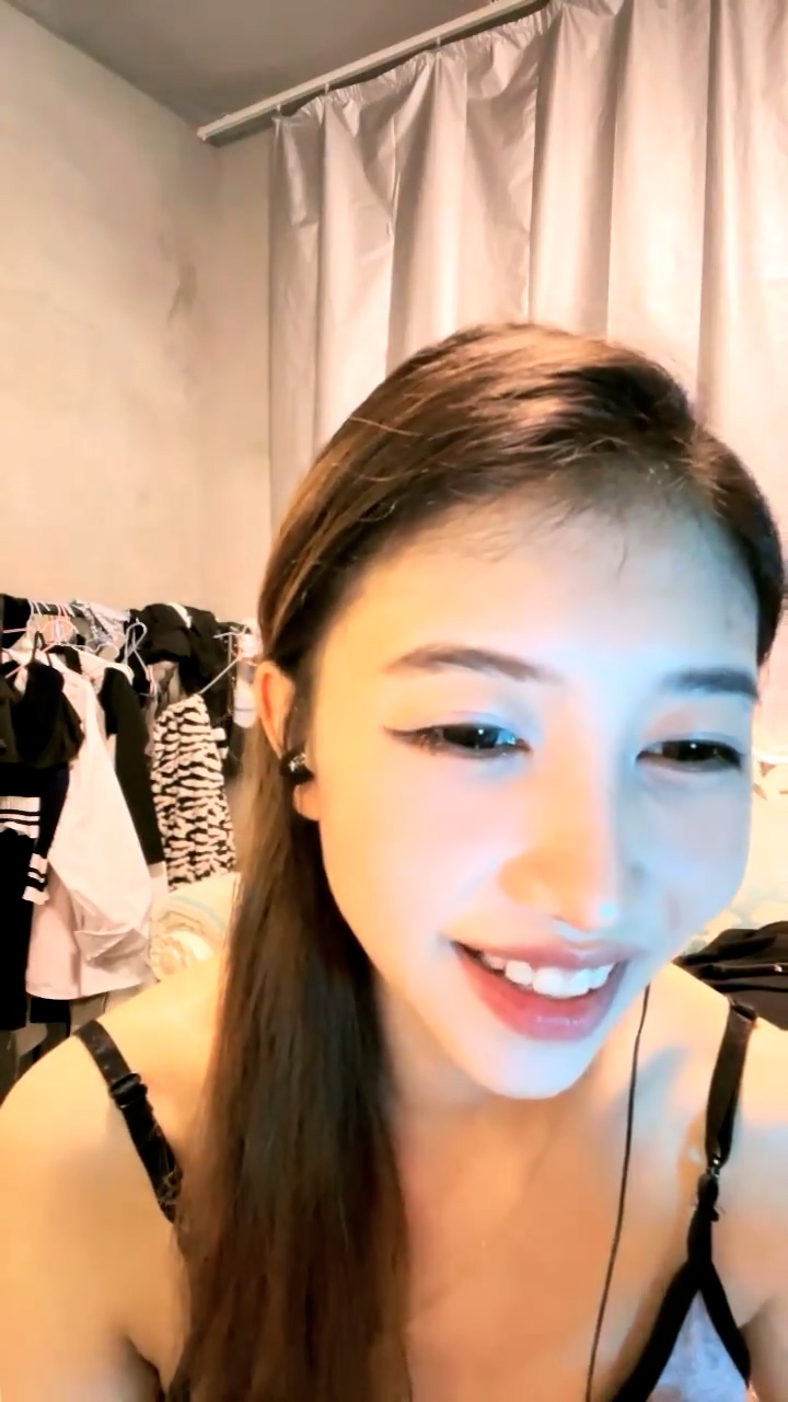 [直播] 野外直播   【小尾巴】 今年最棒的户外车震   女主很漂亮 更刺激的性爱 骚货很容易被满足  10..
