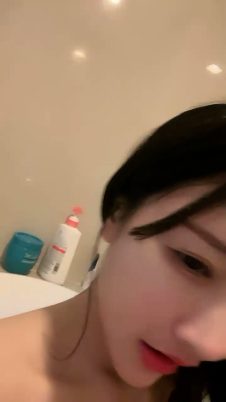 [直播] 绿播女神下海 【是你的老婆】   美到炸裂   水里抠穴自慰   洗澡吐酸奶 纸巾准备好 包射     9...1
