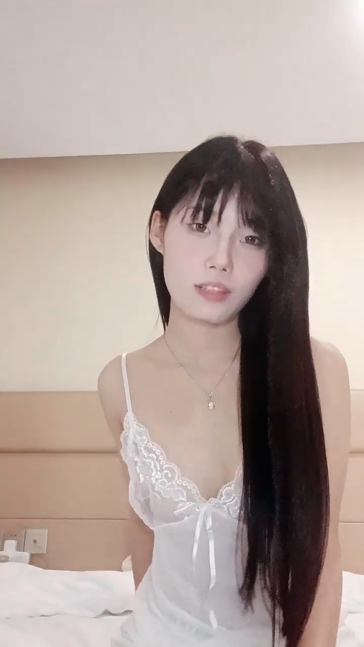 外表清纯乖巧妹妹！细腰黑丝美腿！极品蜜桃美臀，近距离特写，自摸骚穴扣弄，表情很爽嗲嗲..