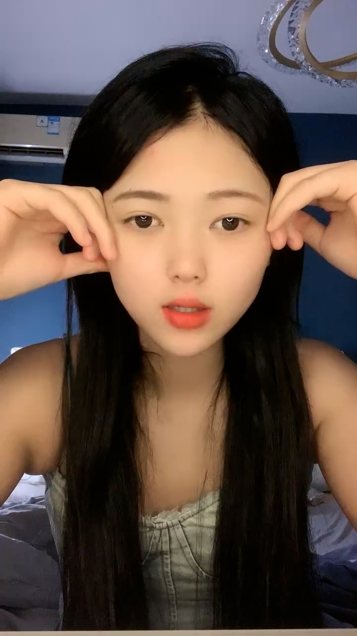新人下海呆萌花臂妹妹！无毛一线天嫩穴！怼在镜头前扣阴蒂，掰开手指扣弄，水声哗哗，娇喘呻吟...1