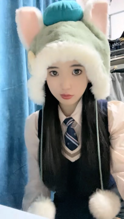 清纯系大二妹妹！9分颜值超甜美！难得一线天馒头B，白嫩巨乳揉捏，怼在镜头前揉穴，妹妹好想被人操..