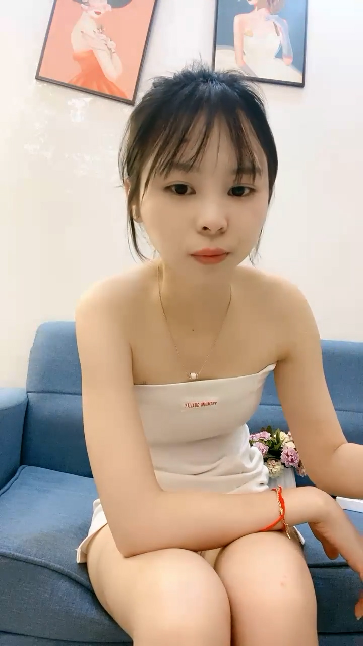 9分颜值极品美女！细腰美腿尤物！帅哥炮友酒店操逼，69互舔吃大屌，抱起来狂插，抱着美臀上下抽动...1