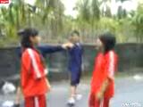 【校园暴力】 广东某学生放学后，脱光衣服扭打在一起..
