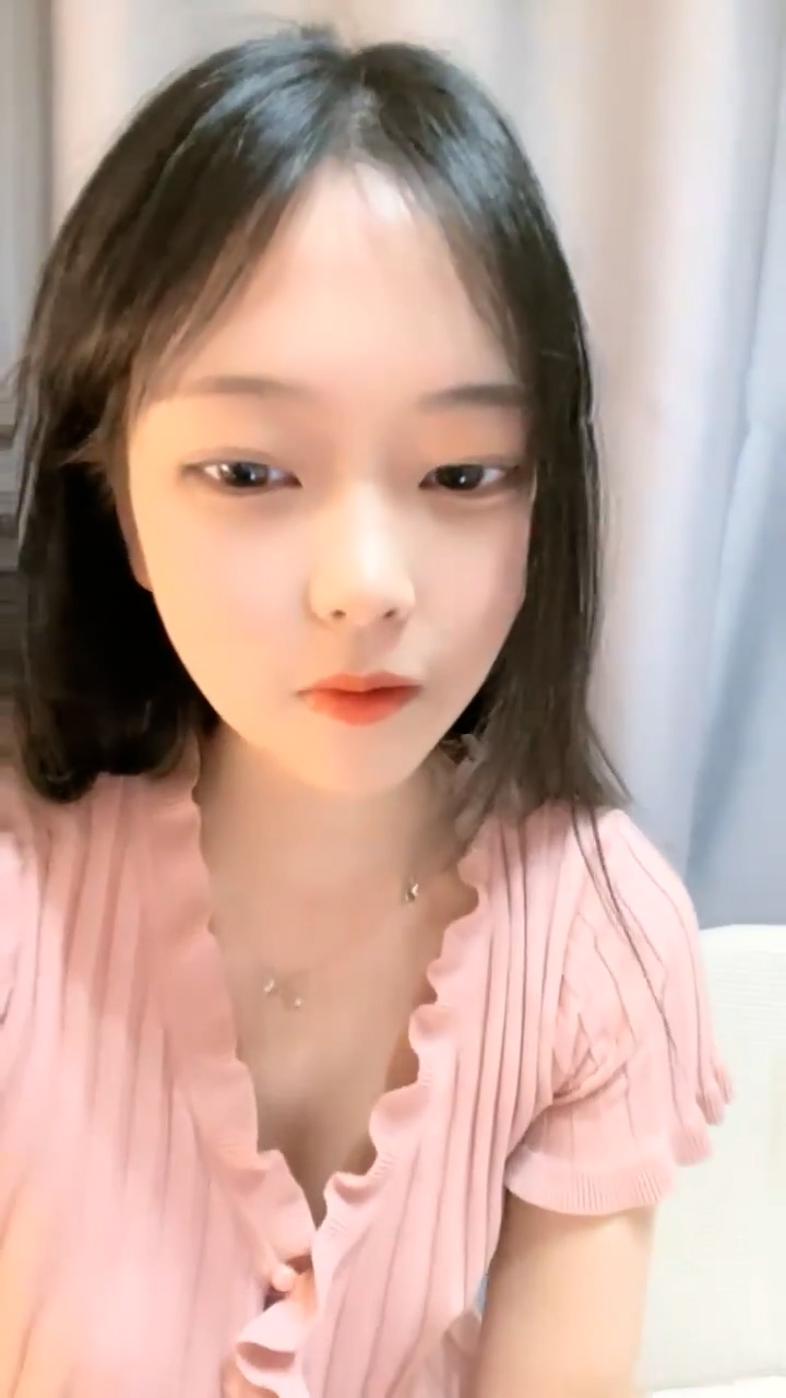 甜美漂亮少女！说话温柔收费秀！脱下内裤多毛骚逼，粉嫩小穴掰开特写，假屌洞口磨蹭插入..