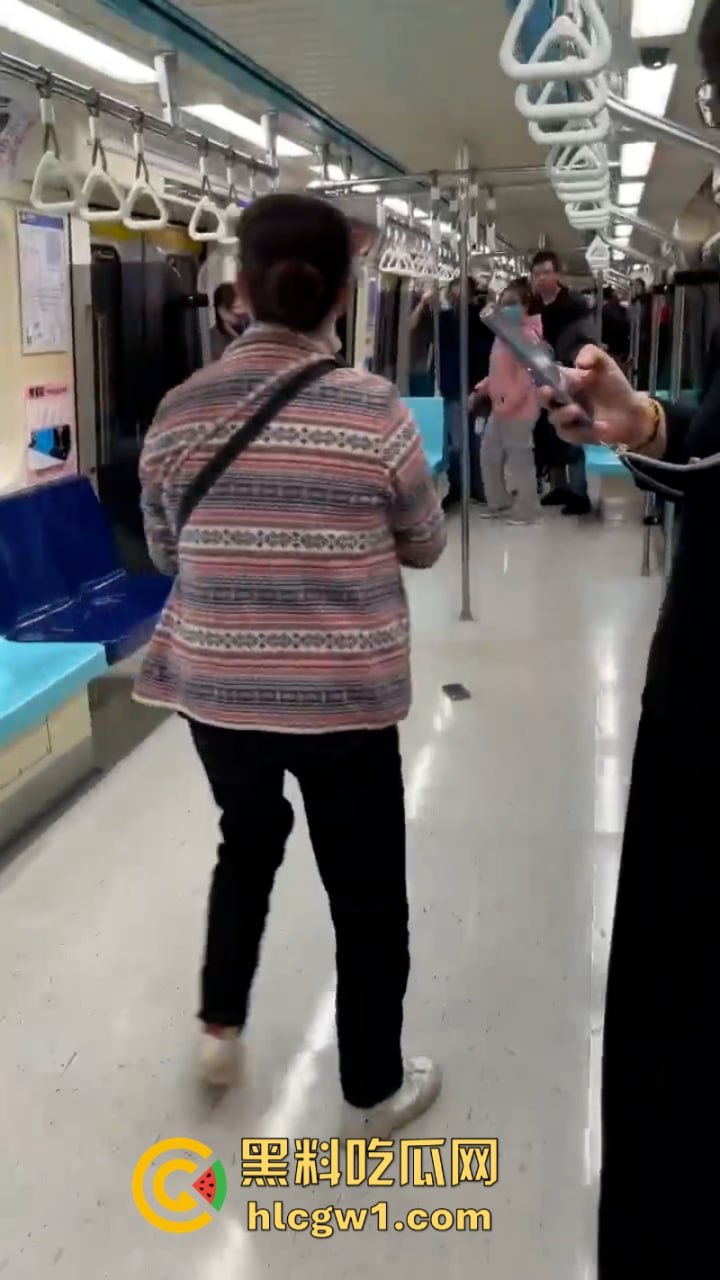 台湾新北地铁捷运站一女子持刀挟持人质砍人 大妈还是恐怖分子呢？..