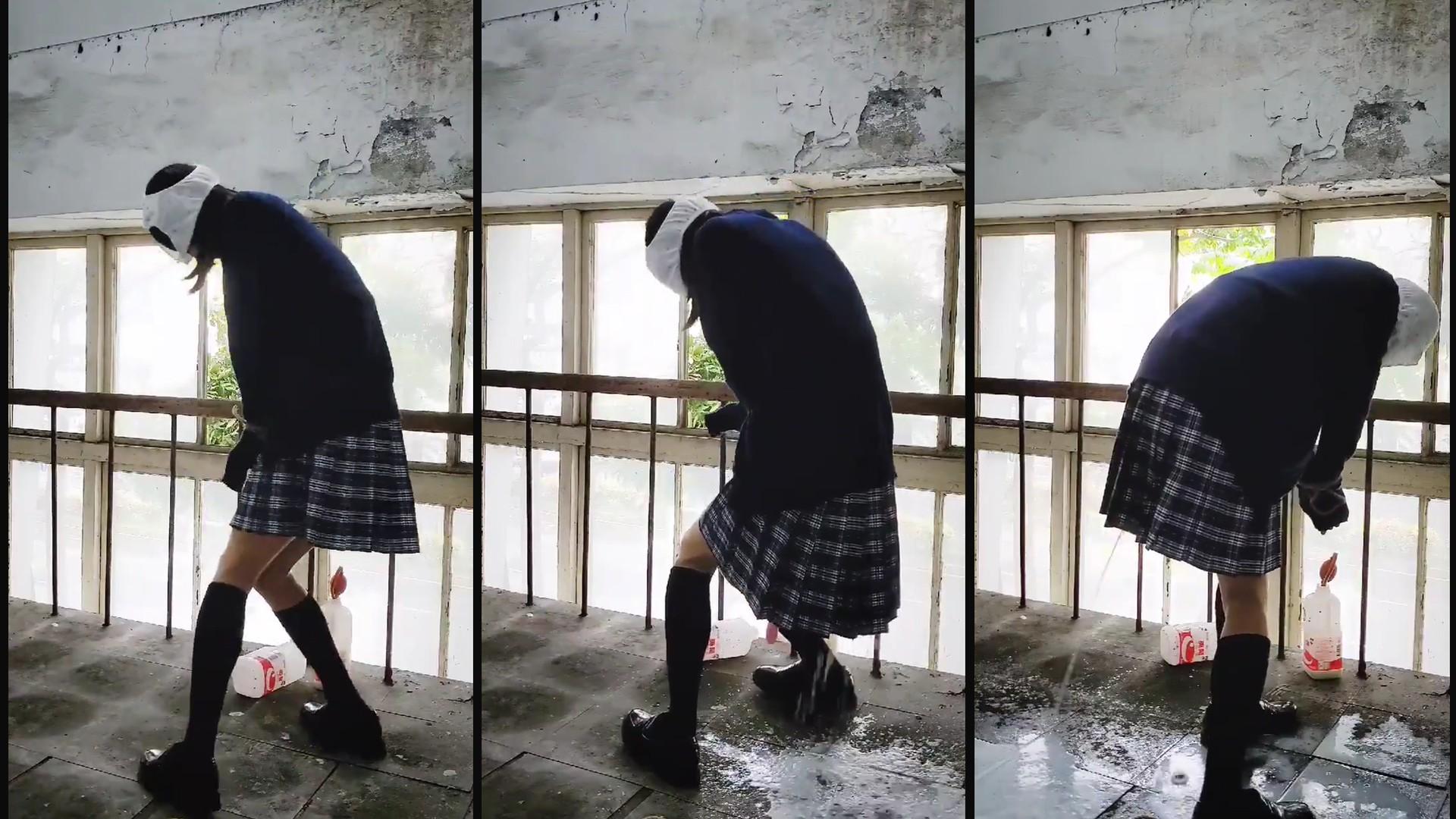 校园霸凌系列，好惨的高中妹子，被灌肠后绑在废弃教室只能绝望喷出！..