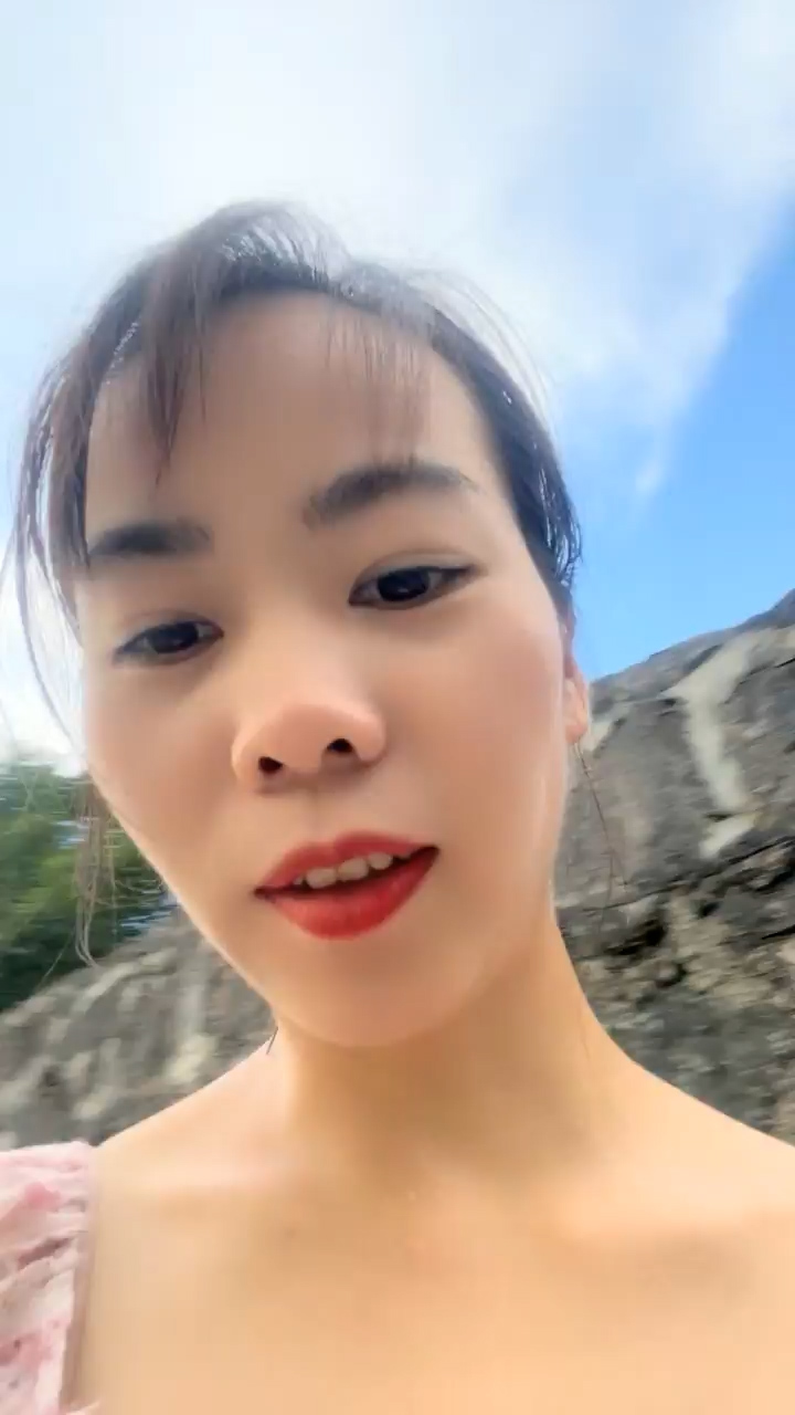 [直播] 离异少妇 【单亲少妇】 炎热的夏天 到野外小溪游泳 到处撒尿 村里人都没发现 玩得真是刺激  5..
