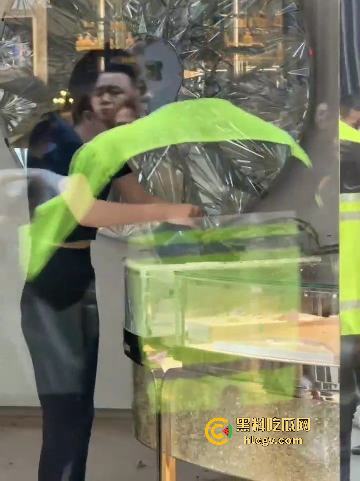 成都太古里00后女孩发疯砸店！要妈妈买Tiffany不买就砸，砸完还甩一句我有抑郁症，这不是笑死人吗？..