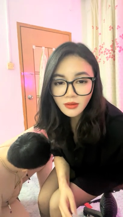 眼镜御姐女王调教！绳子捆绑地上爬行！小皮鞭抽打，骑脸舔逼滴蜡，道具插马眼，豹纹内裤骚逼...1