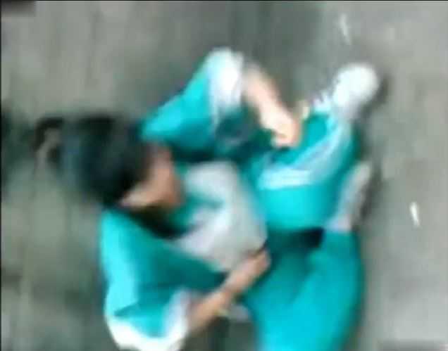 校园暴力蓝衣校服女生被扒光跪地暴打2..