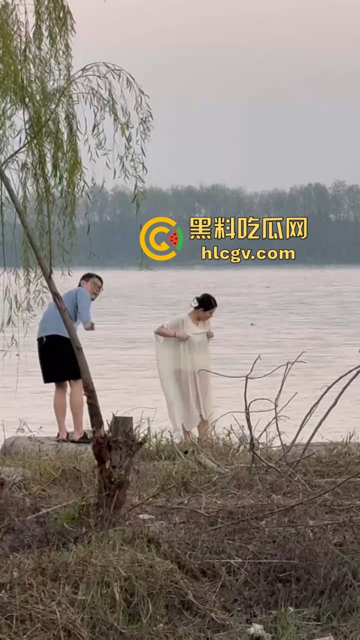 骚气人妻湖边写真骚到冒泡！穿薄纱大劈一字马，这骚架势把路人都看傻了，怪不得老公快秃了！...1