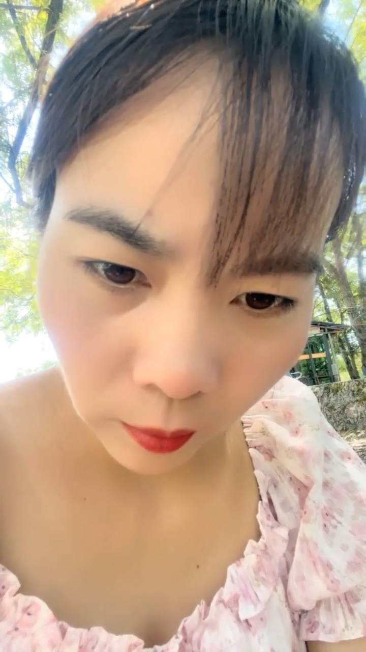 [直播] 离异少妇 【单亲少妇】 炎热的夏天 到野外小溪游泳 到处撒尿 村里人都没发现 玩得真是刺激  4..