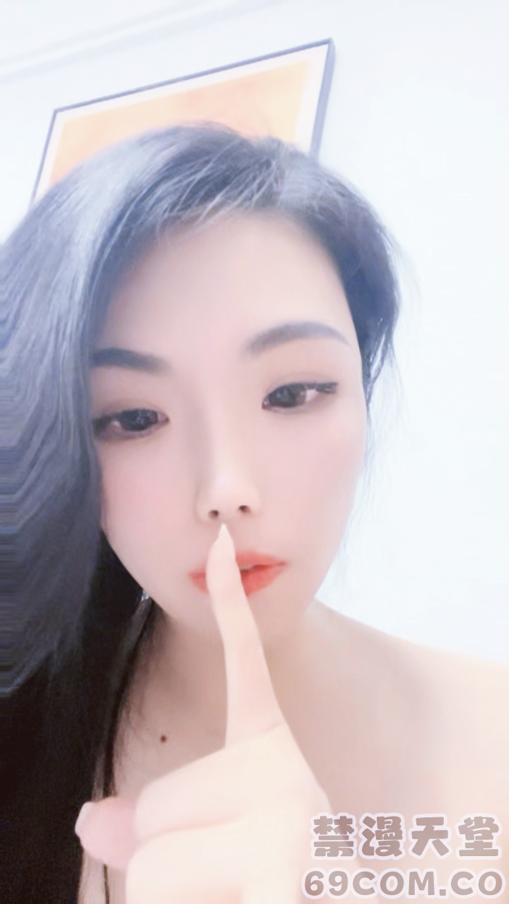 【禁漫直播】红色丝袜电击调教,上帝视角深喉怼嘴,沙发上一顿猛插,淫水全是...1