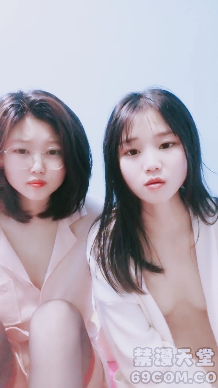 【禁漫直播】两个可爱的年轻小妹深夜露脸陪狼友发骚,揉奶玩逼互动深夜,对着镜头轮流掰开逼逼给狼友看,自慰呻吟好刺激..